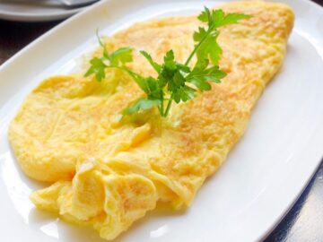 طريقة مميزة لعمل البيض الأومليت بالزبد والحليب طعم شهي ولذيذ