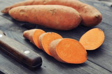 فوائد البطاطا الحلوة للتخسيس تناولها نيئة أو مشوية أو مسلوقة لتستفيد منها هذه الفوائد