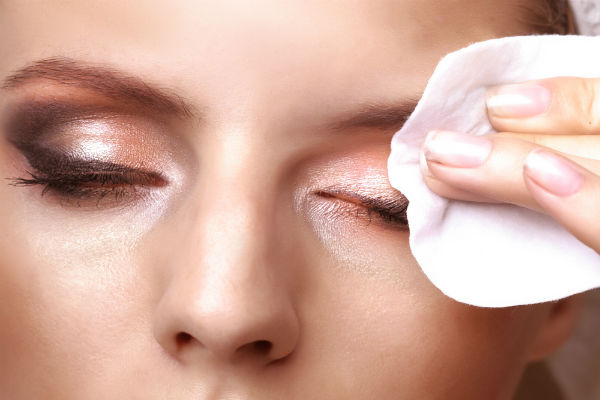 طريقة إزالة مكياج العيون العنيد بوصفات طبيعية تحافظ على صحة العينين من المواد الكيماوية