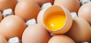 هل يسبب الوفاة.. دراسة صادمة تكشف 3 مضاعفات خطيرة يجب أن تعرفها قبل تناول البيض يوميًا