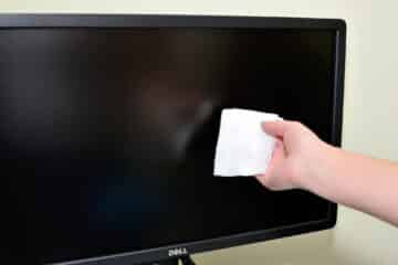 طريقة تنظيف شاشة التلفزيون من الأتربة والغبار المتراكم بكل سهولة