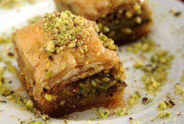 وصفة سهلة وسريعة لتحضير الحلوى التركية الشهيرة بالعسل والفستق