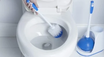 طريقة تنظيف فرشاة المرحاض من الروائح الكريهة والميكروبات